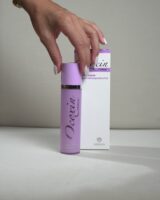 Ocoxín Cream 50 ml — mão segurando o frasco e a embalagem